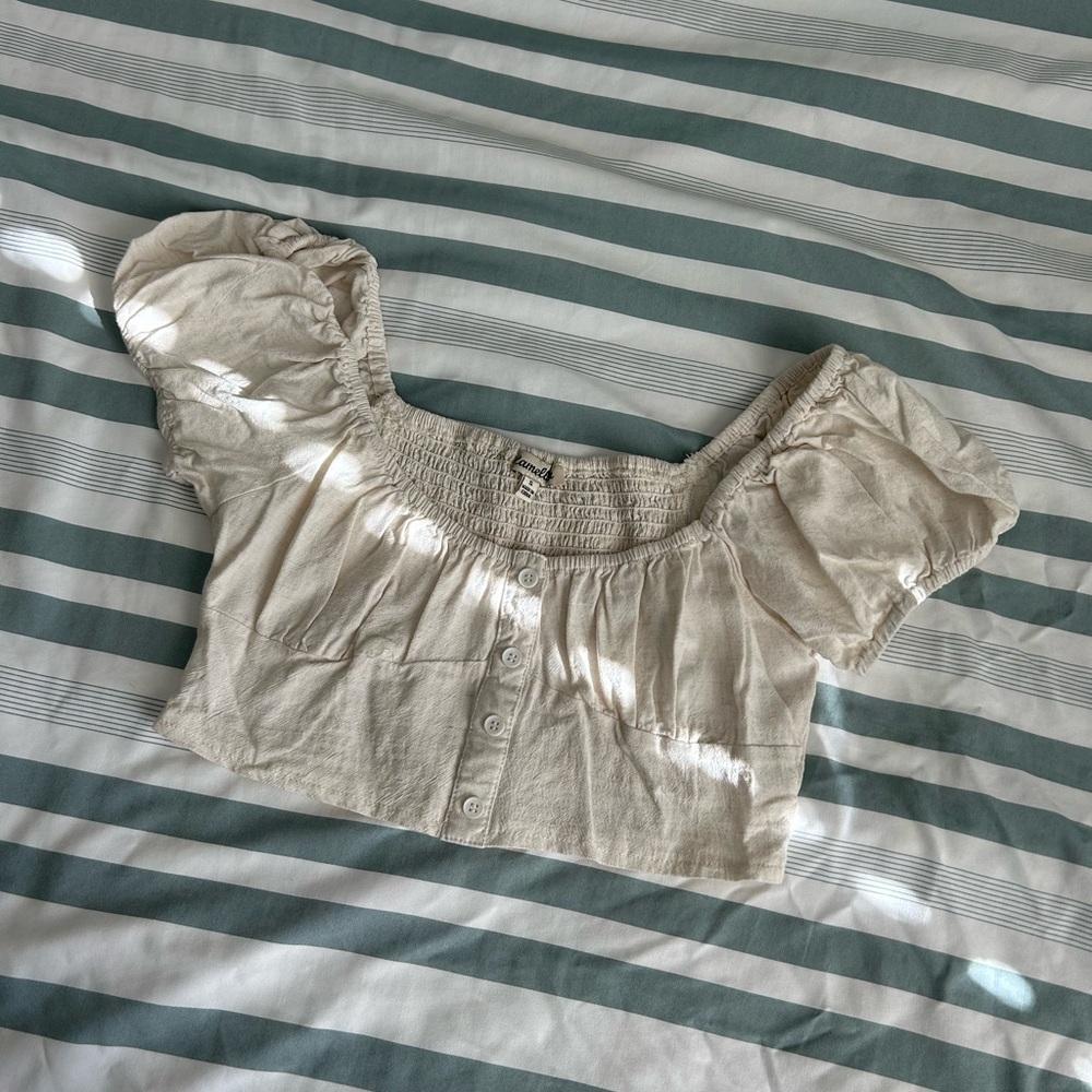 Beige crop top with puffed sleeves